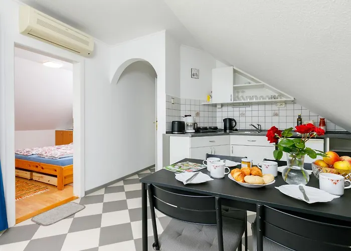 In - Balaton 18746 *